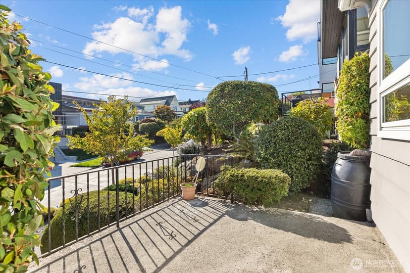 Property photo for 2620 W Lynn Street, Seattle photo 3