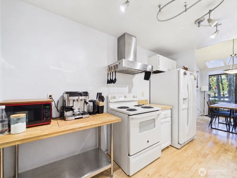 Property photo for 19125 Ballinger Way NE #202, Shoreline photo 10