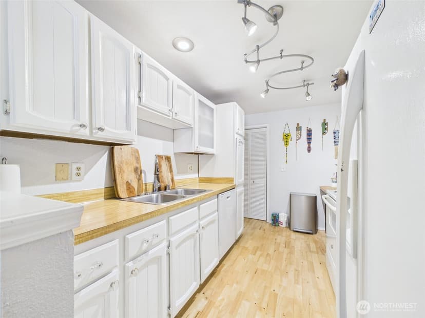 Property photo for 19125 Ballinger Way NE #202, Shoreline photo 9