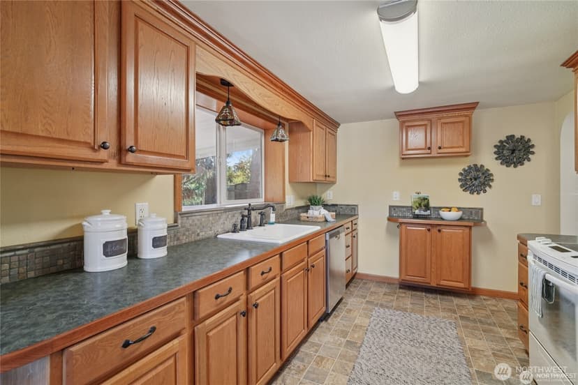 Property photo for 9315 121st Street SW, Lakewood photo 6