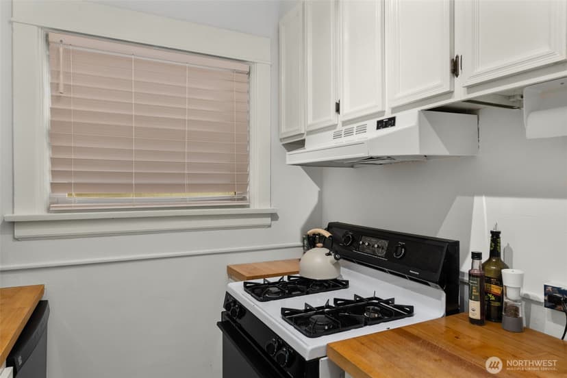 Property photo for 516 E Thomas Street #102, Seattle photo 11