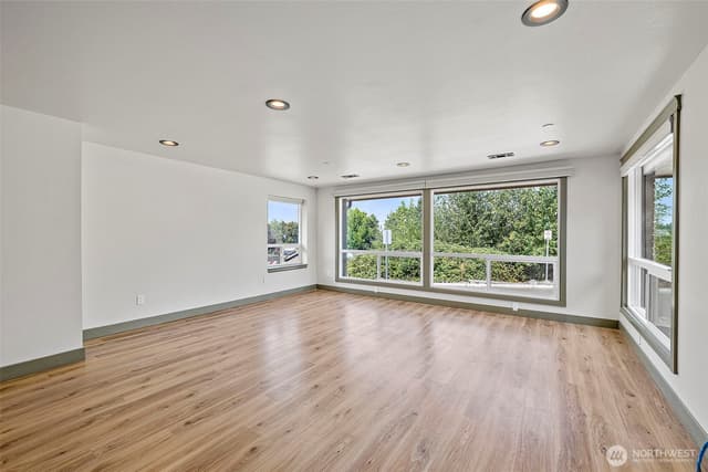 Property photo for 1008 E Guiberson Street, Kent photo 3