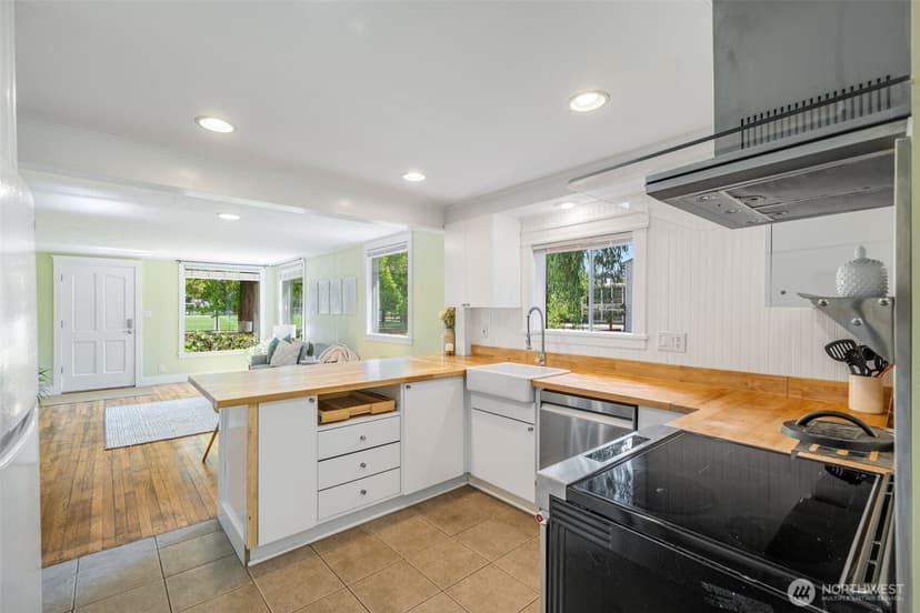 Property photo for 11017 31st Avenue NE, Seattle photo 9