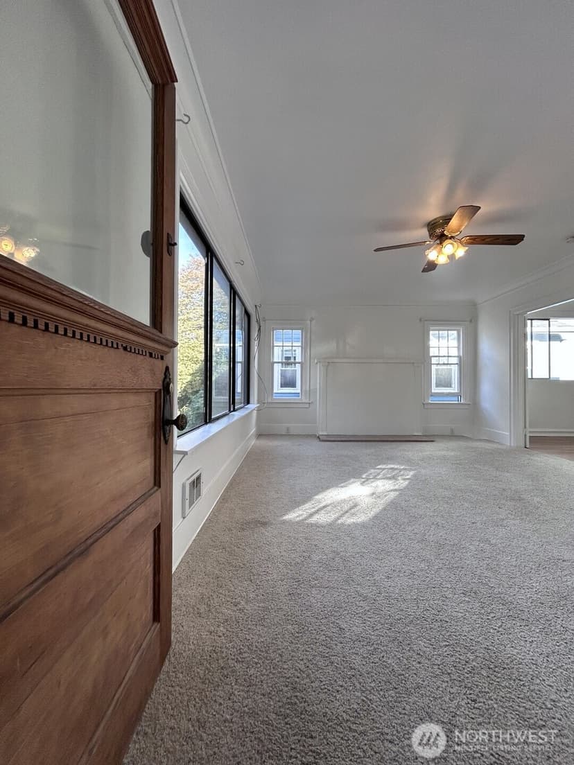 Property photo for 125 NE 52nd Street, Seattle photo 4