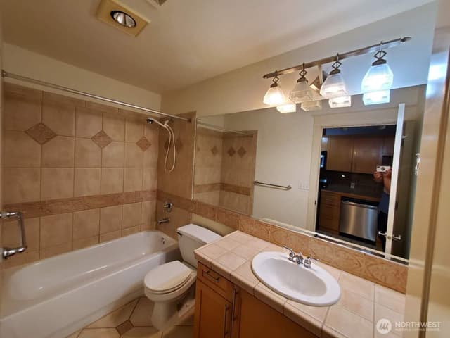 Property photo for 326 Queen Anne Avenue N #402, Seattle photo 4