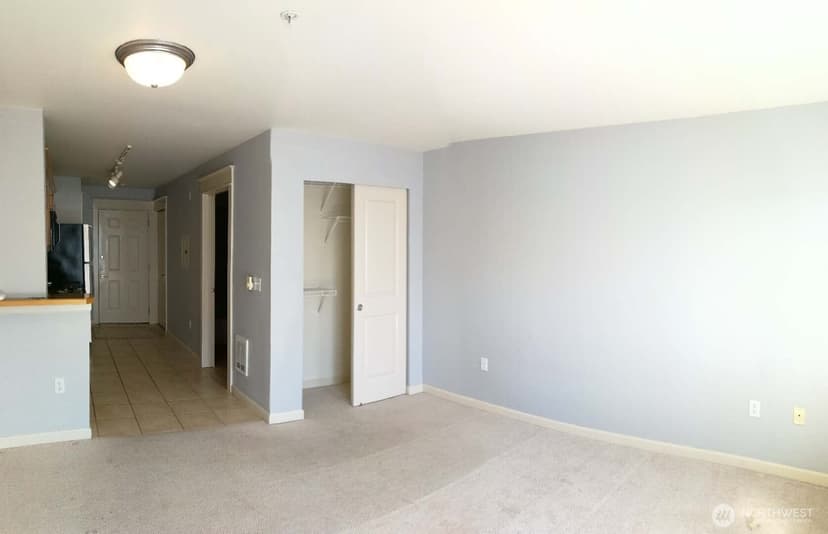 Property photo for 326 Queen Anne Avenue N #402, Seattle photo 2