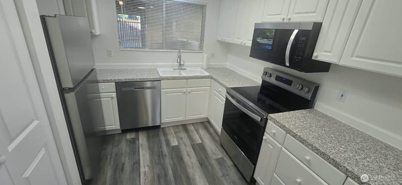 Property photo for 13821 SE Allen Road #B, Bellevue photo 6