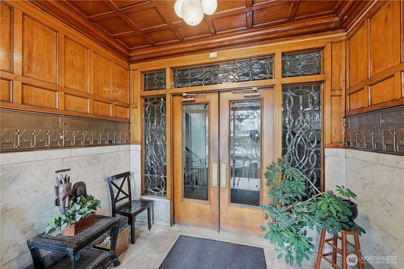 Property photo for 7 Harrison Street #2, Seattle photo 2