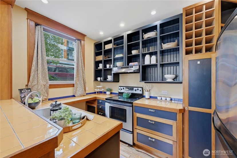 Property photo for 7 Harrison Street #2, Seattle photo 8