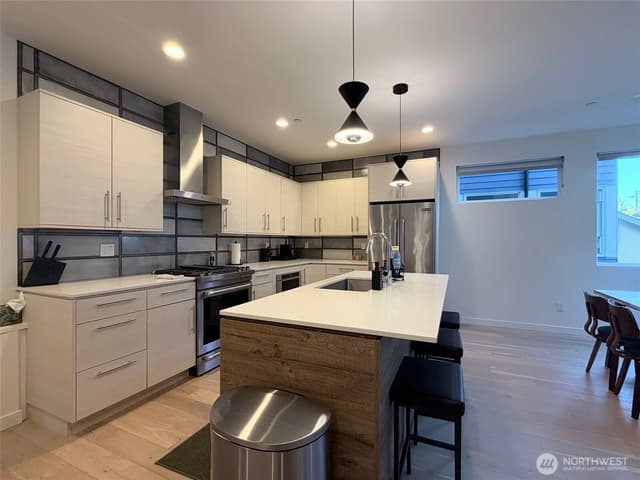 Property photo for 2617 3rd Avenue W, Seattle photo 5