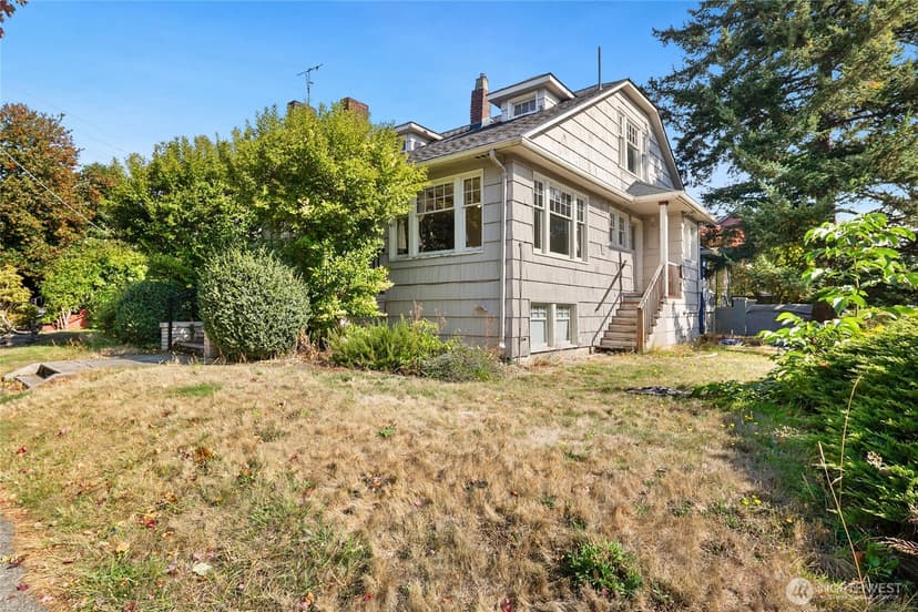 Property photo for 4302 Francis Avenue N, Seattle photo 2