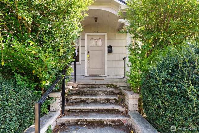 Property photo for 4302 Francis Avenue N, Seattle photo 3