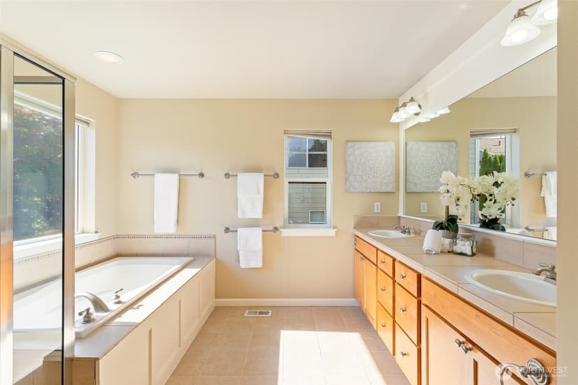 Property photo for 15105 85th Avenue NE, Kenmore photo 19
