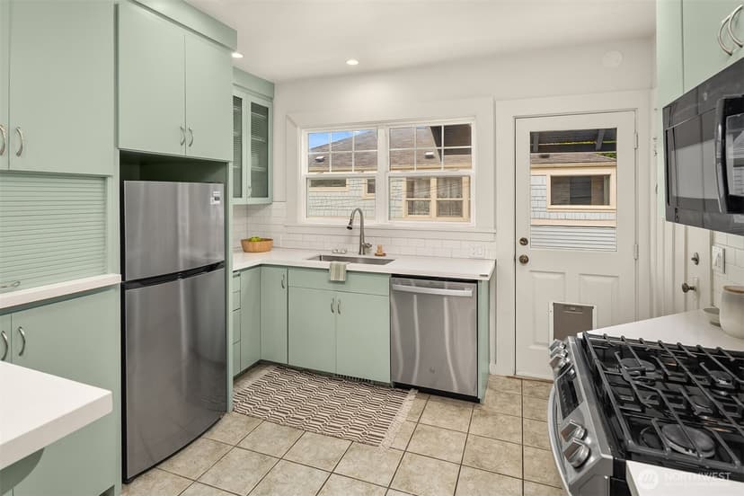 Property photo for 5108 Woodlawn Avenue N, Seattle photo 10