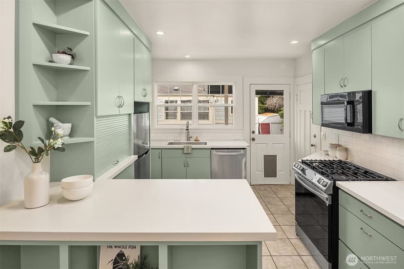 Property photo for 5108 Woodlawn Avenue N, Seattle photo 11