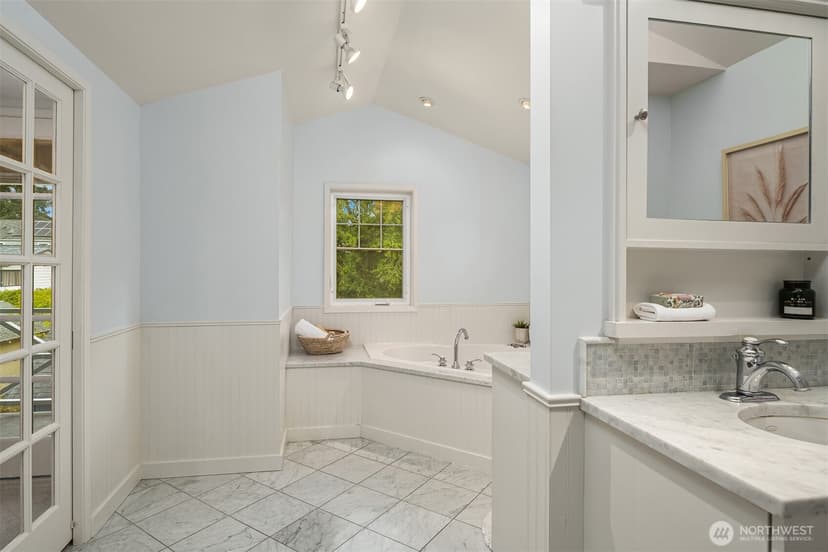 Property photo for 5108 Woodlawn Avenue N, Seattle photo 26