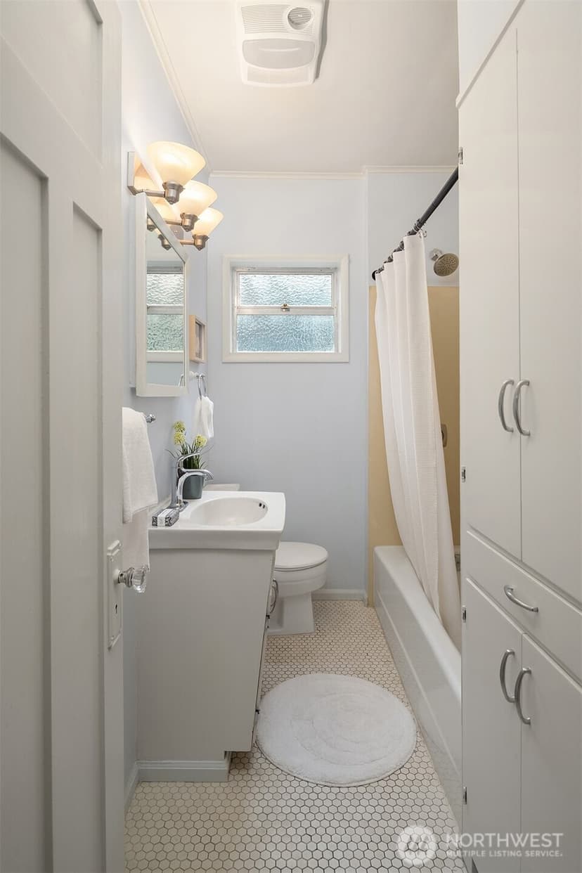 Property photo for 5108 Woodlawn Avenue N, Seattle photo 17