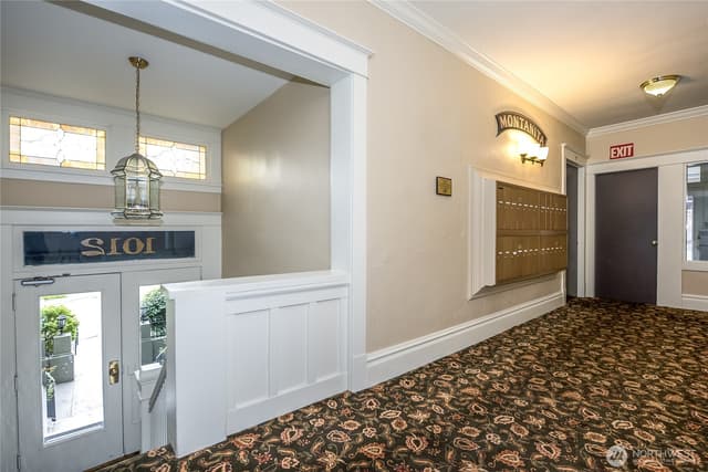 Property photo for 1012 Queen Anne Avenue N, Seattle photo 4