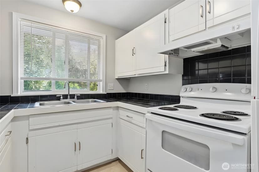 Property photo for 14333 32nd Avenue NE, Seattle photo 17