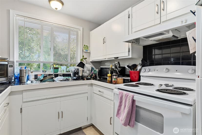 Property photo for 14333 32nd Avenue NE, Seattle photo 16