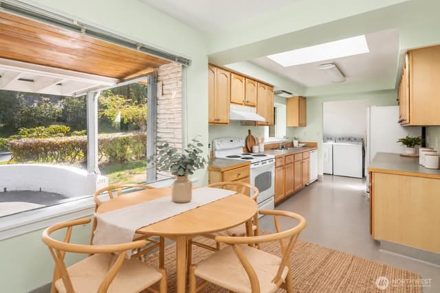 Property photo for 304 N Greenwood Drive, Shoreline photo 4