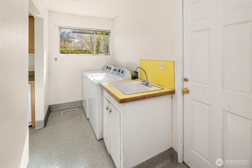 Property photo for 304 N Greenwood Drive, Shoreline photo 9