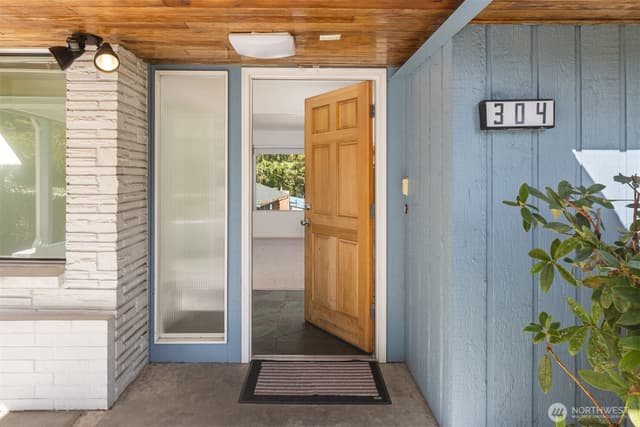 Property photo for 304 N Greenwood Drive, Shoreline photo 3