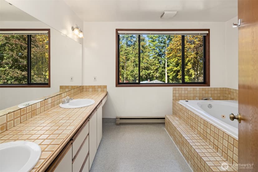 Property photo for 304 N Greenwood Drive, Shoreline photo 11
