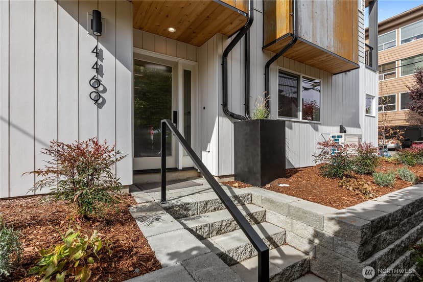Property photo for 4469 Linden Avenue N, Seattle photo 3