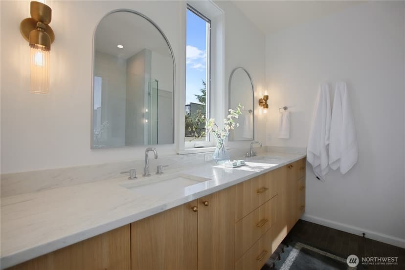 Property photo for 4469 Linden Avenue N, Seattle photo 14