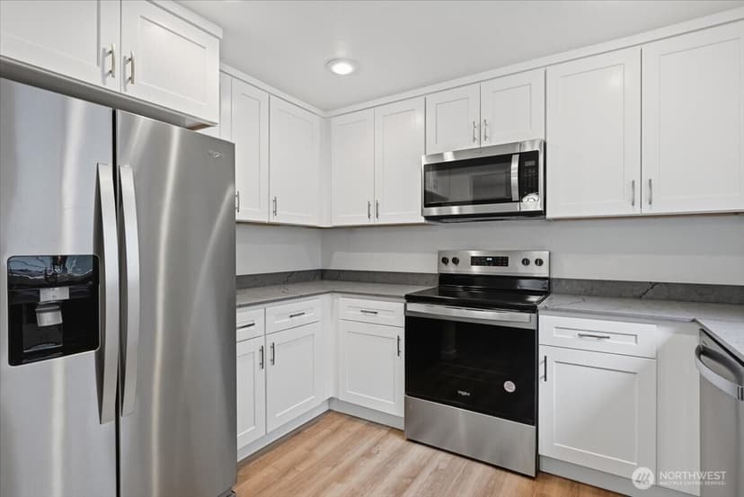 Property photo for 19433 28th Avenue NE #B, Lake Forest Park photo 10
