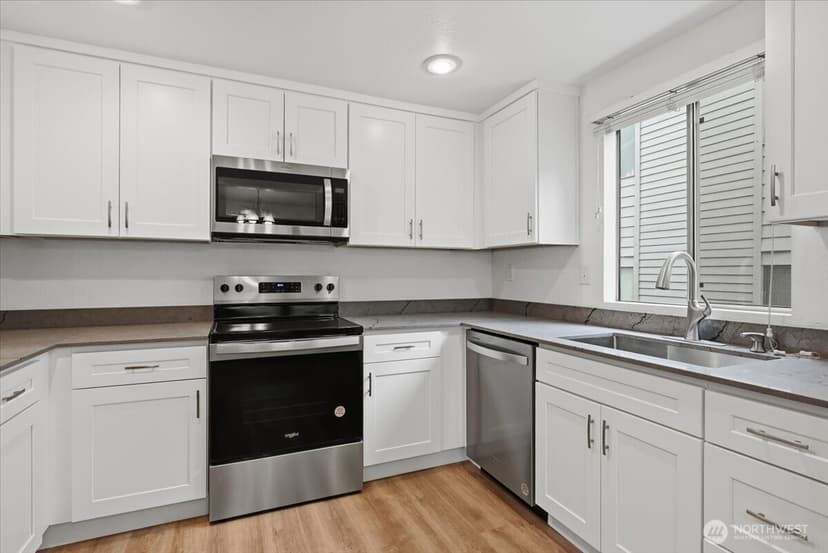 Property photo for 19433 28th Avenue NE #B, Lake Forest Park photo 9