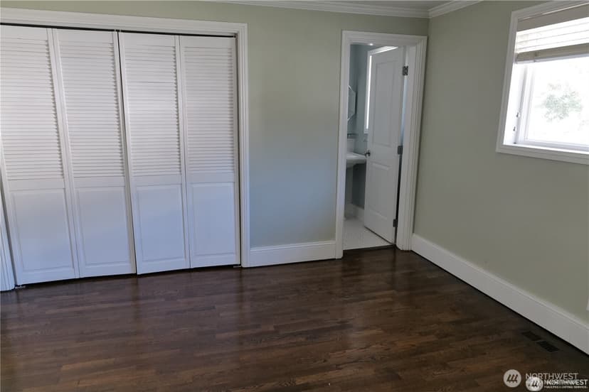 Property photo for 11602 SE 49th Street, Bellevue photo 9