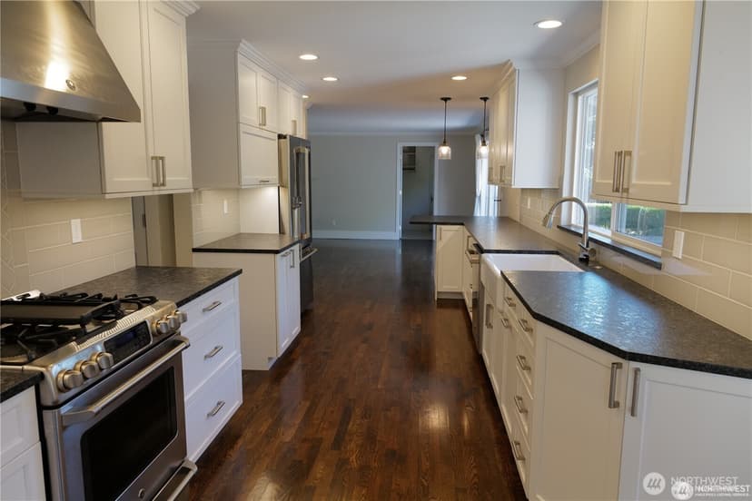 Property photo for 11602 SE 49th Street, Bellevue photo 4
