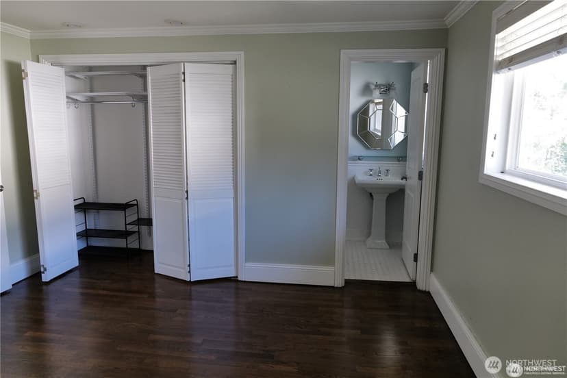 Property photo for 11602 SE 49th Street, Bellevue photo 8