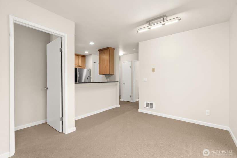 Property photo for 3926 1st Avenue NE #31, Seattle photo 7