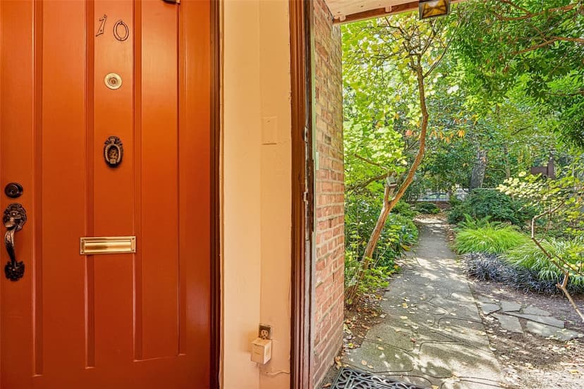 Property photo for 1516 E Republican #10, Seattle photo 4