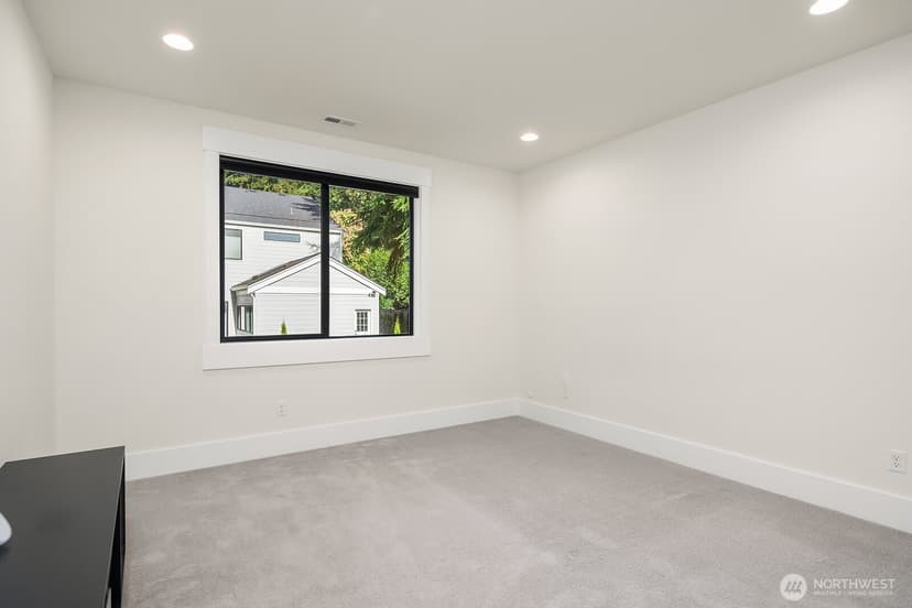 Property photo for 10668 SE 32nd Street, Bellevue photo 33