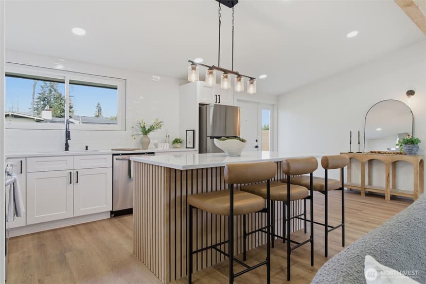 Property photo for 8102 Oakridge Drive SW, Lakewood photo 6