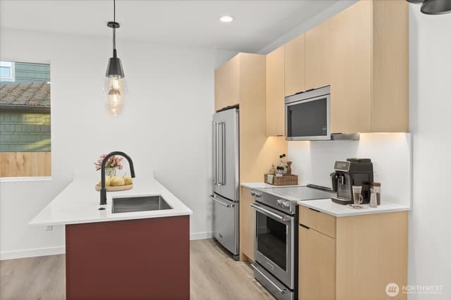 Property photo for 10744 Interlake Avenue N, Seattle photo 3