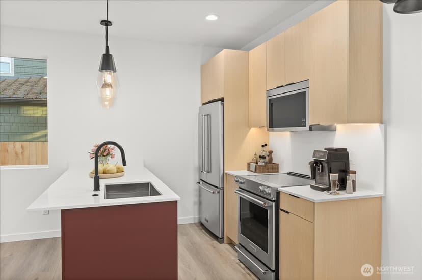 Property photo for 10744 Interlake Avenue N, Seattle photo 3