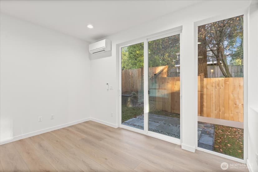 Property photo for 10744 Interlake Avenue N, Seattle photo 6