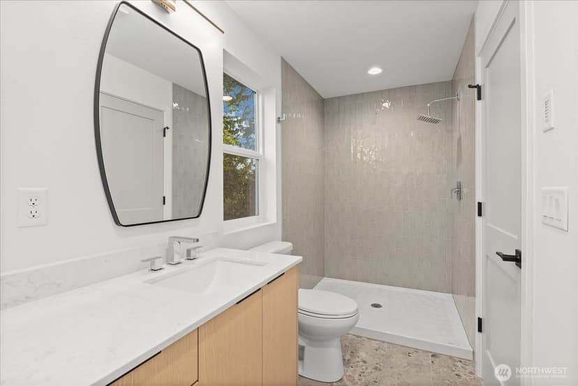 Property photo for 10744 Interlake Avenue N, Seattle photo 13