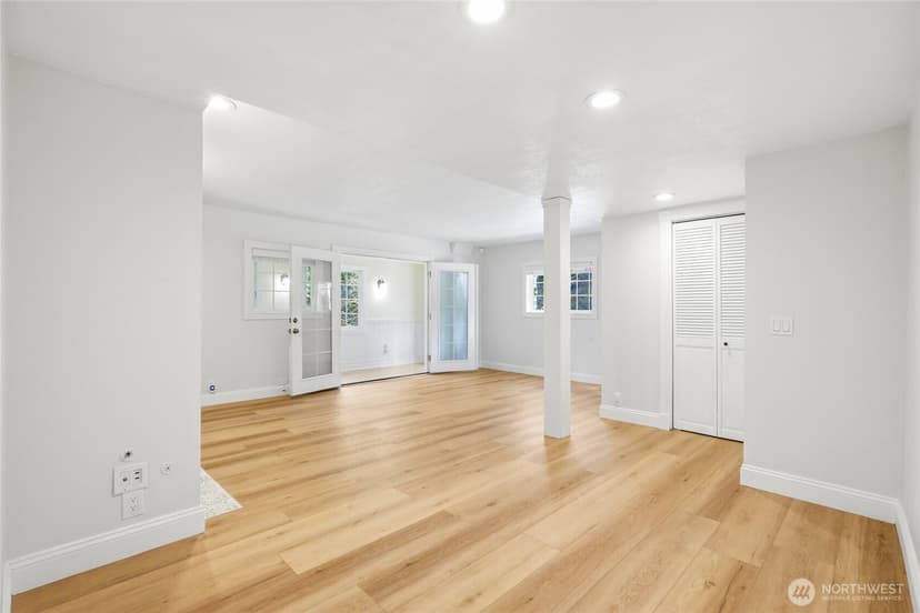 Property photo for 16714 SE Newport Way, Bellevue photo 14