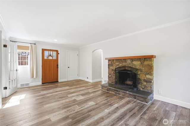 Property photo for 16714 SE Newport Way, Bellevue photo 3