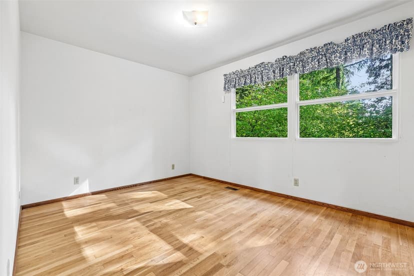 Property photo for 7721 NE 24th Street, Medina photo 14