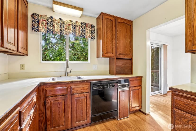 Property photo for 7721 NE 24th Street, Medina photo 11