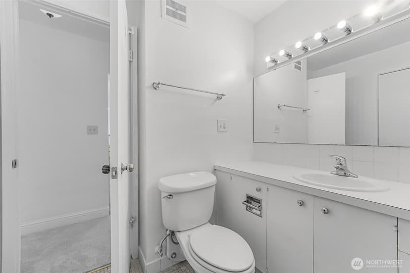Property photo for 521 5th Avenue W #306, Seattle photo 11