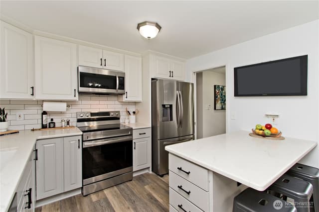 Property photo for 15605 NE 1st Street, Bellevue photo 4