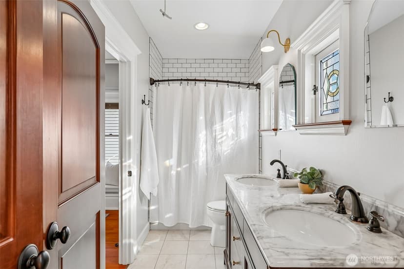 Property photo for 5260 16th Avenue NE, Seattle photo 17